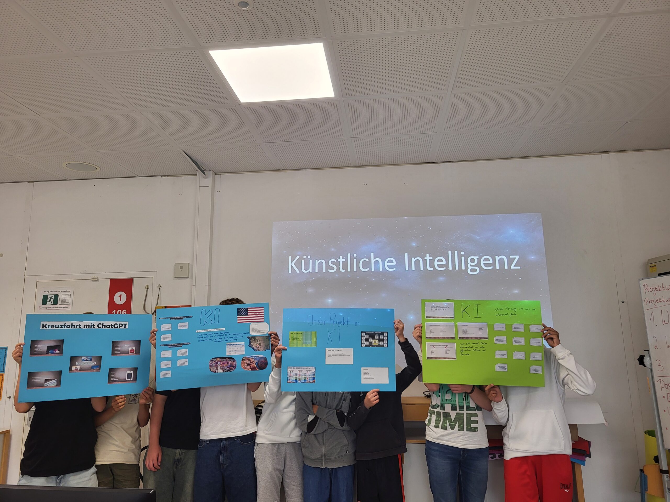 gruppenfoto-mit-plakat_ki-projek